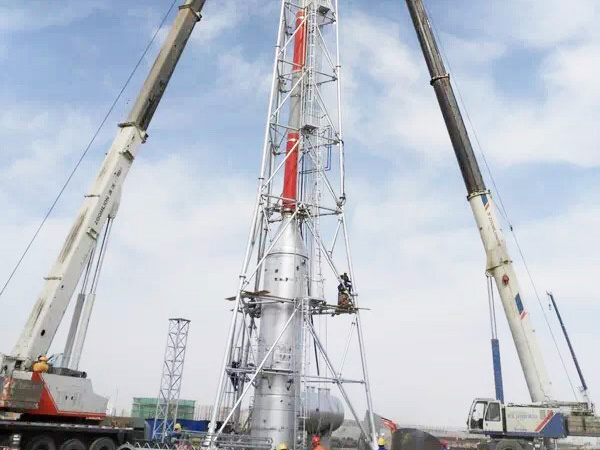 天盈乙二醇项目高架火炬系统吊装成功